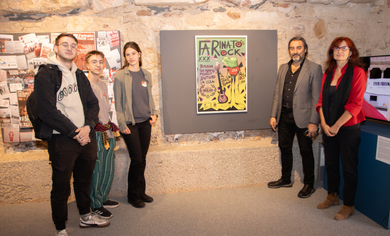 Marta Gutiérrez Sastre, vicerrectora de Estudiantes, Inclusión, Igualdad y Compromiso Social; Javier Panera, director del Servicio de Actividades Culturales; y Alejandro Casas Gómez, Rodrigo Alejandro Pernas y Morgane Casagrande, representantes del Colectivo Estudiantil Alternativo (CEA)