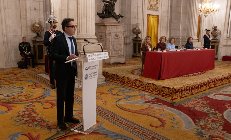 Luis Alberto de Cuenca confiesa que el Premio Reina Sofía de Poesía constituye el "colofón de su libro de devoción" por Su Majestad