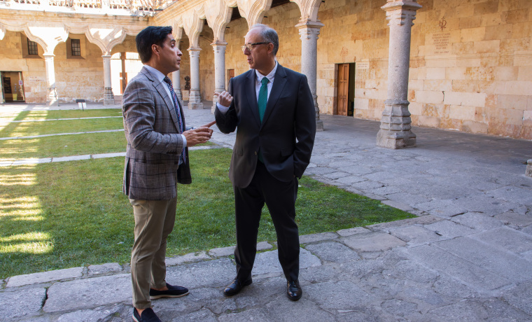 El vicerrector de Investigación de la Universidad de Salamanca, José Miguel Mateos Roco; y el CEO y fundador de Startup Olé, Emilio Corchado durante la atención a medios