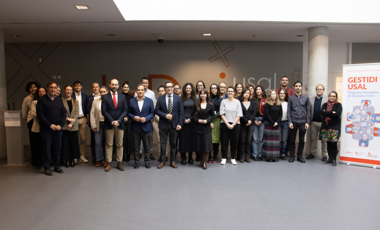 El rector de la Universidad de Salamanca, Juan Manuel Corchado; el director general del ICECYL, Augusto Cobos; y el delegado del rector para la Estrategia Institucional, Óscar Lorenzo, acompañados por los diplomados del Programa GESTIDI-USAL