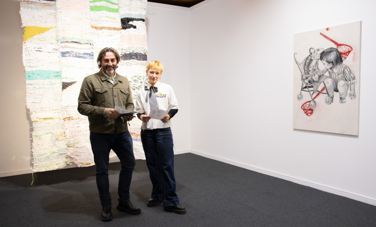 La artista asturiana Alicia Fernández Vila reflexiona sobre una catástrofe ecológica en la exposición ‘Tejiendo a contracorriente”