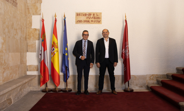 El rector de la USAL, Juan Manuel Corchado junto a Juan Manuel Barrionuevo, CEO de la empresa Stemia y presidente ejecutivo de la corporación tecnológico-financiera Copernion