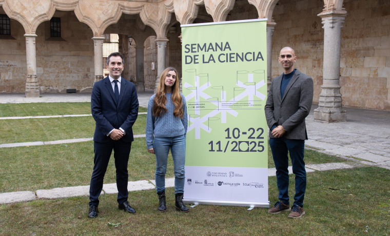 Federico Bueno de Mata, vicerrector de Transferencia, Innovación y Emprendimiento,  acompañado por Raúl Rivas, director del Servicio de Producción e Innovación Digital; y Marian Tardáguila, técnico de la Unidad de Cultura Científica y de la Innovación (UCC+i) 