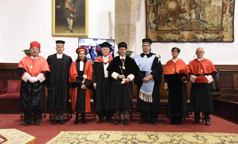 Enrique Cabero (izquierda), Ricardo Rivero (quinto por la izquierda) y Fernando Carbajo (derecha) junto a los ponentes en la jornada
