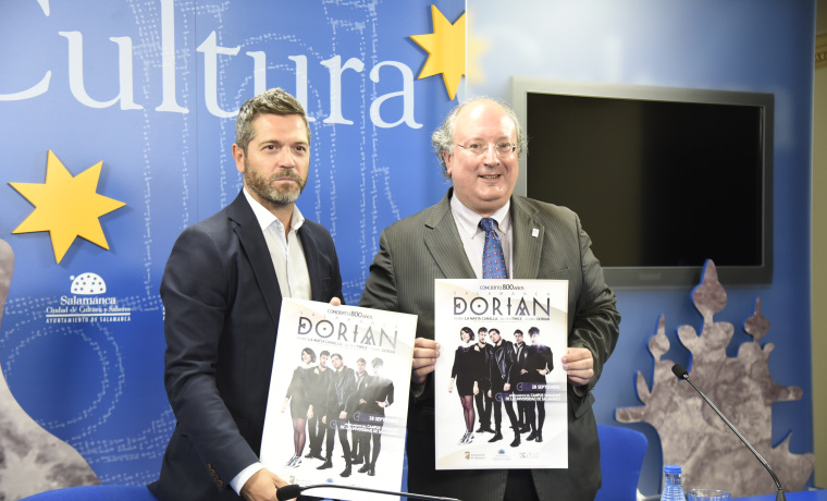 El concejal Julio López y Enrique Cabero, muestran el cartel del Concierto de Bienvenida del nuevo curso