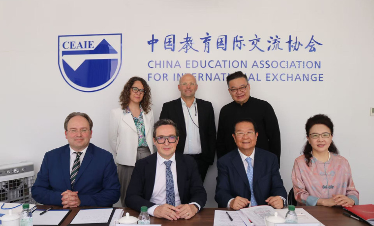 El rector Juan Manuel Corchado, responsables del vicerrectorado de Internacionalización y Cooperación, y representantes de las universidades de Pekín, Tsinghua y la China Education Association for International Exchange (CEAIE).