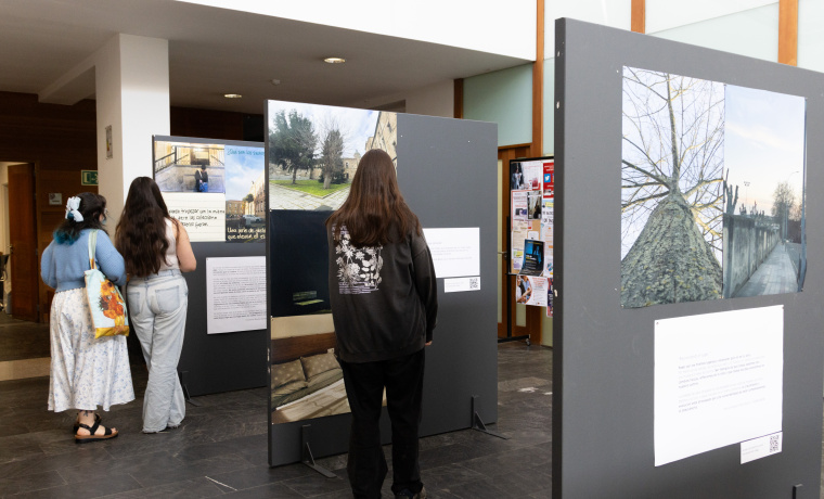 Estudiantes disfrutan de la exposición que acoge el Edificio Anayita