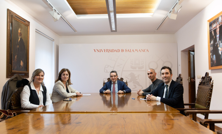 Reunión de trabajo en la Sala de Retratos del Rectorado. de izq. a dcha.: Mónica Juan, Ana López, Juan Manuel Corchado, Raúl Rivas y Federico Bueno de Mata.