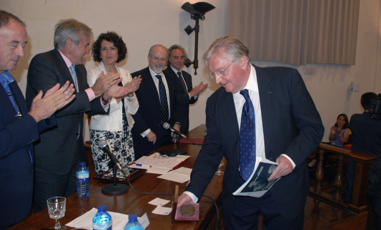 El catedrático emérito de la Universidad de Oxford recogió el galardón de manos de la vicerrectora de Investigación