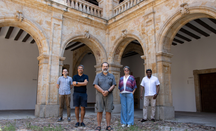 Miembros del proyecto Erasmus + ‘EL-BONGÓ physics’. De izq. a dcha.: Manuel Vielma, profesor de la USAL y CEO de E-PISTEME; Camilo Ruiz, profesor de la USAL y miembro del equipo WP1; Luis A. Núñez, astrofísico de altas energías y co Investigador Principal del proyecto; Ysabel Briceño, comunicadora social de la Universidad Autónoma de Bucaramanga; Justo Ospino Zúñiga, profesor de la USAL y miembro equipo WP1