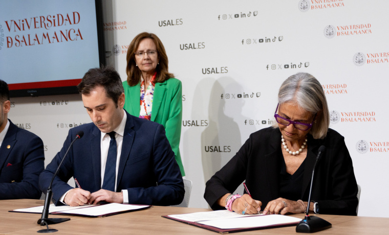 Federico Bueno de Mata y Mercedes Roldán Checa firman el acuerdo.