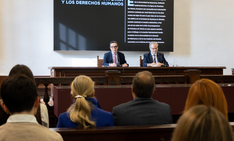 El rector Juan Manuel Corchado y secretario general Leonardo Cervera en el Aula Francisco de Vitoria 