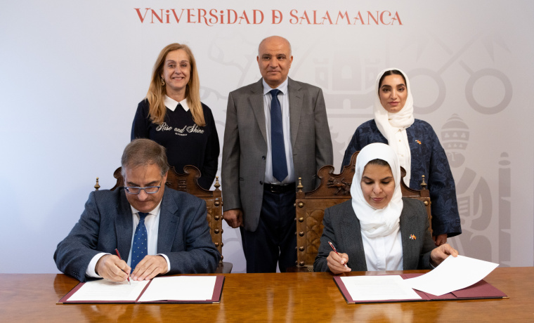 El vicerrector Raúl Sánchez Prieto y la directora general adjunta Mariam Saif Ali Al Shamsi firman el convenio de colaboración