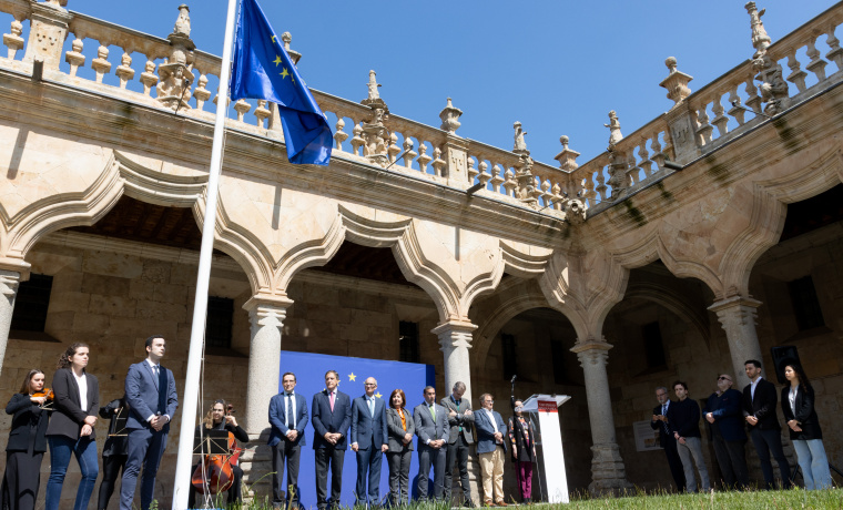 Autoridades contemplan el izado de la bandera con motivo del Día de Europa