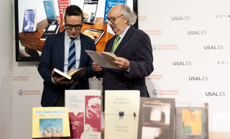 El rector Juan Manuel Corchado y el escritor Antonio Colinas durante la rueda de prensa. 