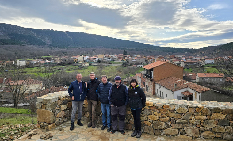 Profesores del grupo de investigación GIR GEAPAGE junto al alcalde y al concejal del Maíllo.