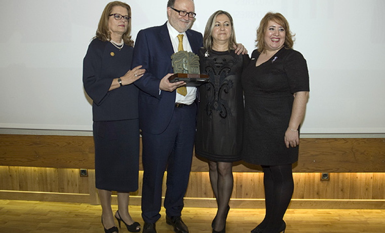 A la entrega acudieron Mariano Esteban, vicerrector de Profesorado y Ordenación Académica, quien ejercía como rector en funciones, Ángela Figueruelo, directora académica del Máster, y Marta del Pozo, coordinadora académica del Doctorado