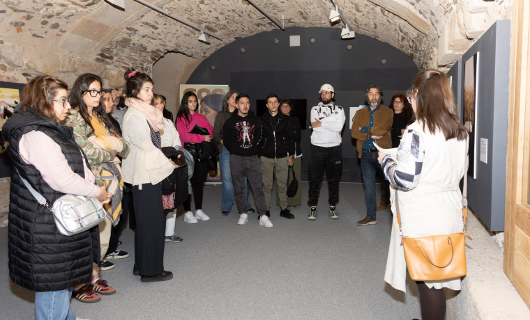 Publico durante la visita guiada a través de la exposición "Historia Compartida" 
