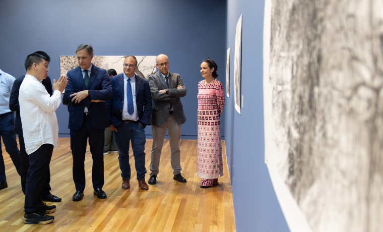 El artista Xu Heng realiza una visita guiada por la exposición "Shãnshuǐ"