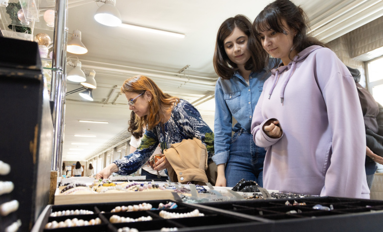 Estudiantes visitan la Feria de Minerales de la Facultad de Ciencias