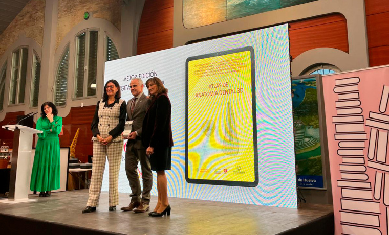 Jacobo Sanz Hermida, director de Ediciones USAL, recoge el galardon.