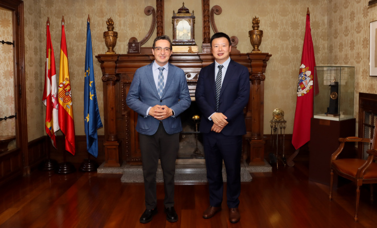Juan Manuel Corchado, Rector USAL; Yinhui CEO Huawei Iberia