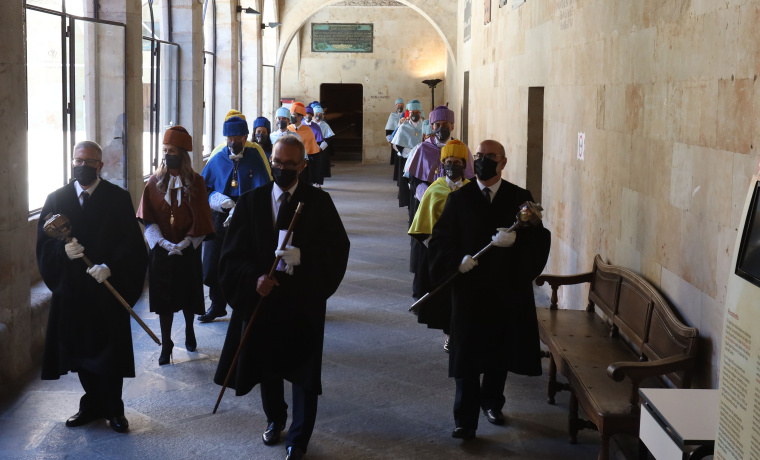 Comienzo del acto 'honoris causa' de Ana Blandiana y Avelino Corma