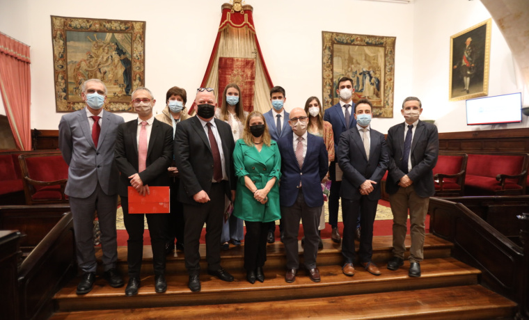 Galardonados junto con las autoridades 