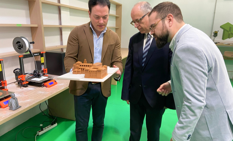 El concejal Pedro José Martínez Córdoba, el vicerrector José Miguel Mateos Roco, y el profesor y subdirector Manuel Rodríguez Martín; observan la impresión 3D