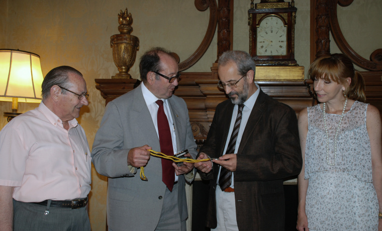 Daniel Hernández Ruipérez recibió la distinción de manos del presidente de FAUBA, Luis Delgado