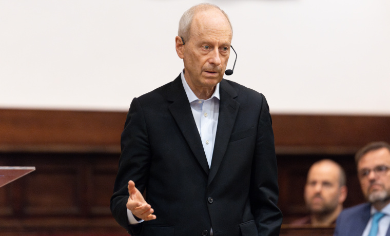 El filósofo estadounidense Michael Sandel durante su conferencia en el Paraninfo de la Universidad de Salamanca