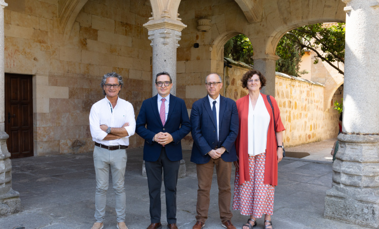 Juan Pedro Bolaños, Juan Manuel Corchado, José Miguel Mateos Roco y Margarita Díaz Martínez en el Patio de Escuelas Menores de la USAL