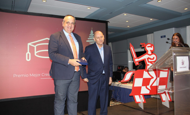 Nicolás Rodríguez-García recogiendo el premio