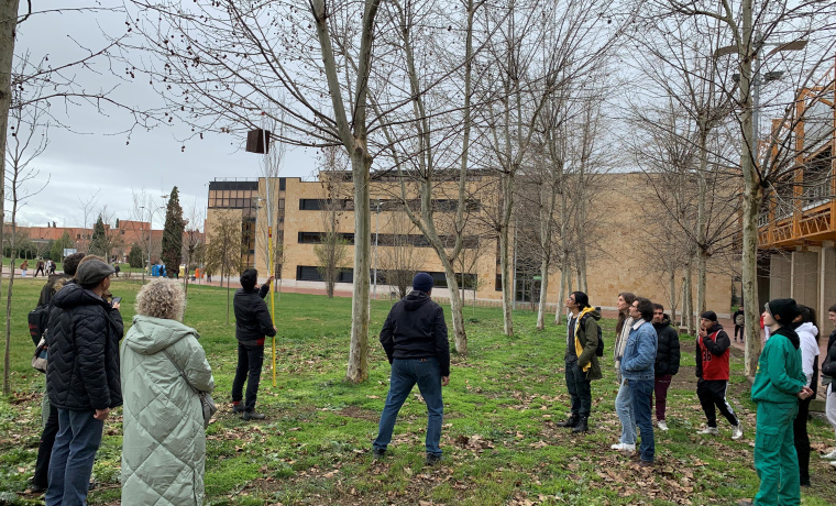 Homenaje a Salvador Peris con la instalación de cajas nidos para aves insectívoras en el Bosque Conmemorativo de la USAL  