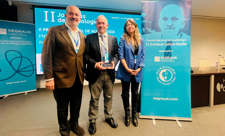 El catedrático de la Universidad de Salamanca Enrique A. López Poveda recibe el premio. Foto: SEGRAUD