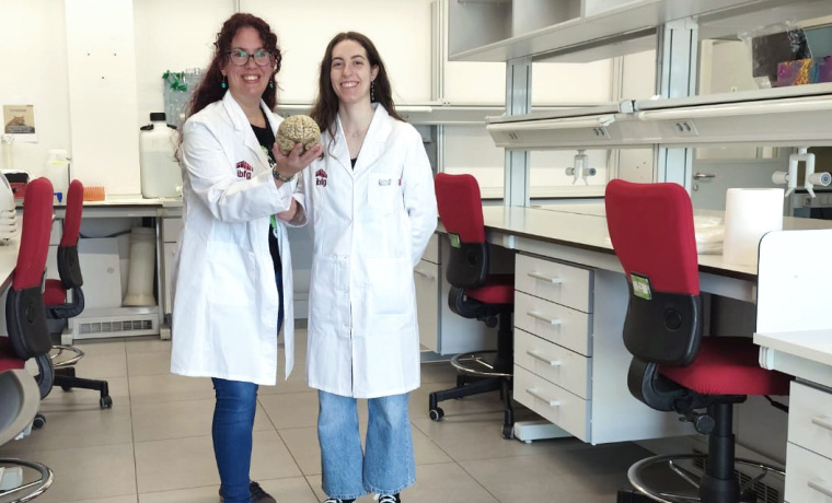 Marina Garcia Macia y Elena Lavado en el laboratorio