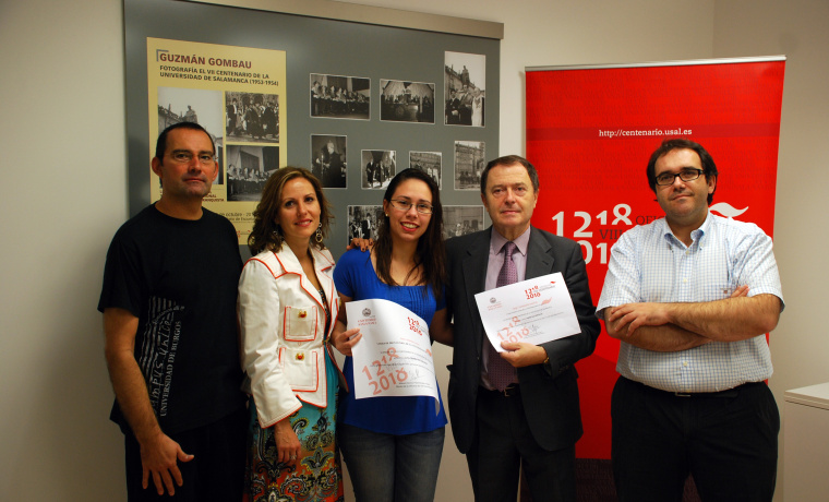 El administrador del Servicio de Orientación al Universitario, la directora del servicio, la estudiantes premiada, el director de la oficina del VIII Centenario y el director adjunto de la oficina