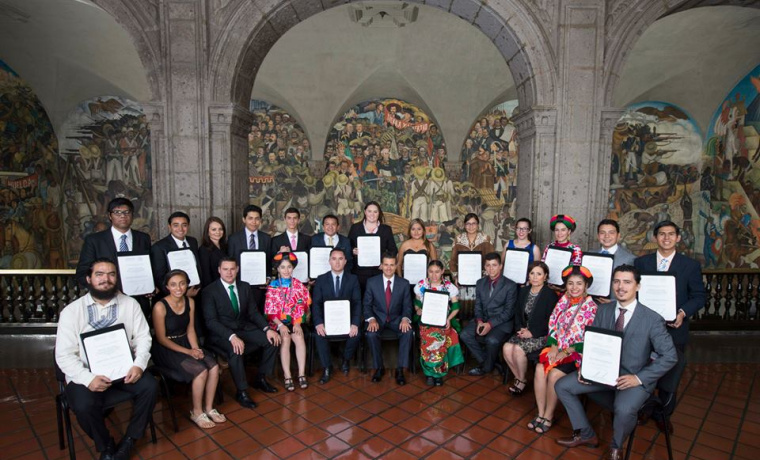 El presidente de México, Enrique Peña Nieto, hizo entrega del Premio Nacional de la Juventud a 21 jóvenes mexicanos, entre ellos el doctorando de la Universidad de Salamanca Alfonso Myers Gallardo 
