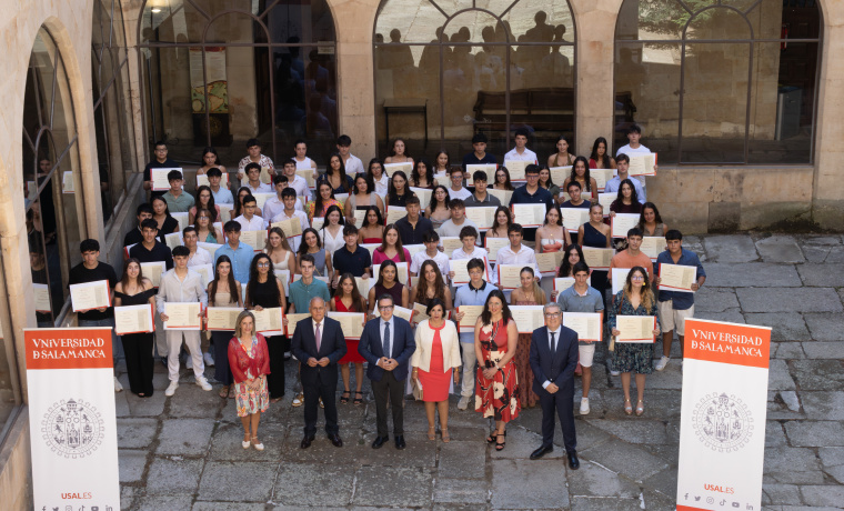 Estudiantes y autoridades académicas tras el acto de entrega de premios de la PAU
