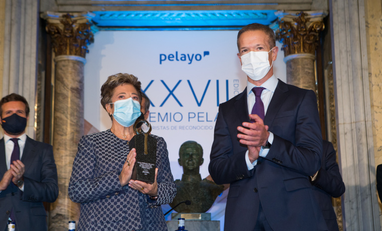 Araceli Mangas y Ander Gil en la entrega del XXVII Premio Pelayo. Fuente: Grupo Pelayo