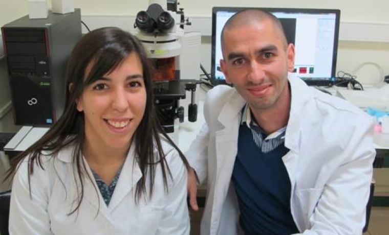 El profesor Raúl Rivas González y la investigadora Lorena Celador Lera, del Departamento de Microbiología y Genética de la Universidad de Salamanca