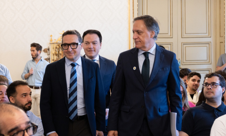 El rector Juan Manuel Corchado, el alcalde Carlos García Carbayo y el concejal Pedro Martín en la presentación del programa "Salamanca Tech Summit"