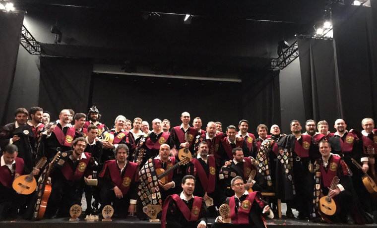 La Tuna Universitaria de Distrito de Salamanca con los galardones