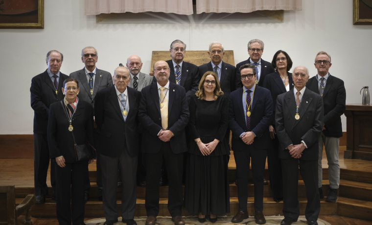 Foto familia miembros de la RAMSA junto a la nueva académica y el rector de la Universidad de Salamanca