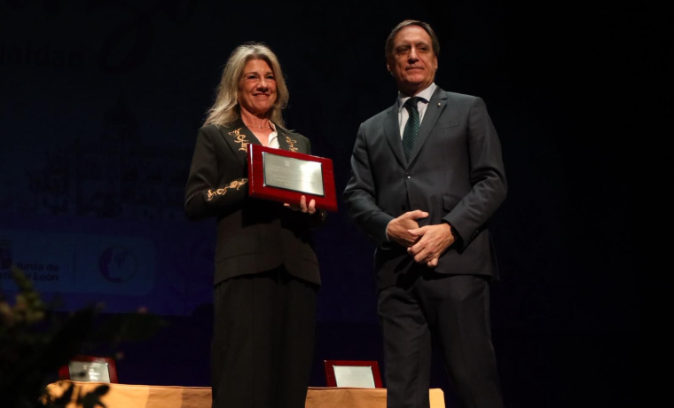 María Ángeles Almeida junto a Carlos García Carbayo 