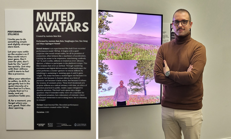 António Baía, del grupo de investigación CaUSAL posando junto al cartel informativo de la proyección "Muted Avatars”