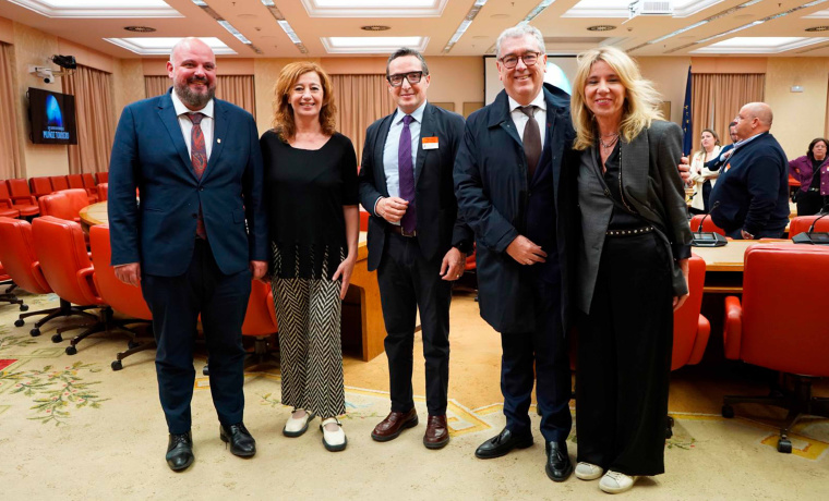 Manuel Naharro, presidente de la Asamblea de Extremadura; Cristina Armengol, presidenta del Congreso de los Diputados; Juan Manuel Corchado, rector de la Universidad de Salamanca; Alfredo Ávila, secretario General de la USAL; y Cristina Teniente, diputada extremeña del PP en el Congreso.