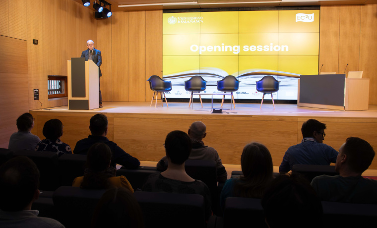El vicerrector de investigación, José Miguel Mateos Roco, dando la bienvenida a los asistentes al  Doctoral Colloquium en el CIE  