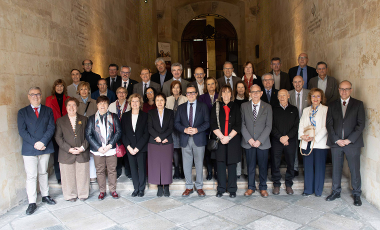 Foto familia homenaje al personal docente e investigador de la USAL 