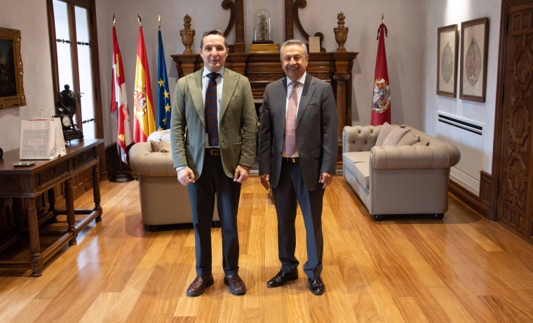 Juan Manuel Corchado, rector de la USAL; y Margarito Ortega Ballesteros, rector de la Universidad mexicana de Ixtlahuaca; acompañados por el vicerrector de Internacionalización y Cooperación, Raúl Sánchez Prieto, y el profesor del Departamento de Psicología Social y Antropología, Ángel Espina Barrio.